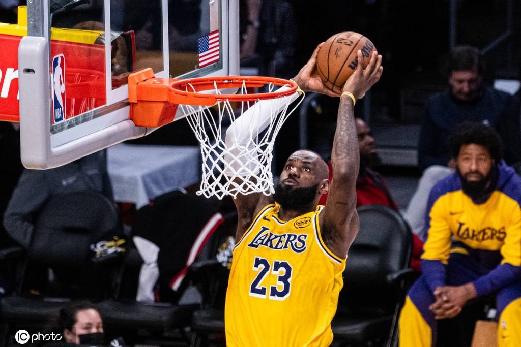 曝勇士等四队探索交易詹姆斯 经纪公司：不属实